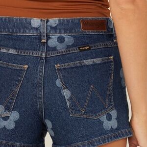 WRANGLER Vintage Mid Rise Daisy Shorts NWT Size 14